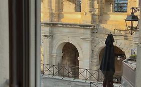 Holiday In Arles: Appartement De L'Amphitheatre